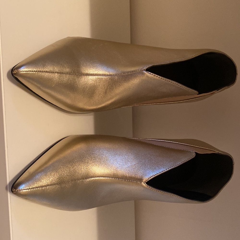 Guess Gold Shooties size 8
